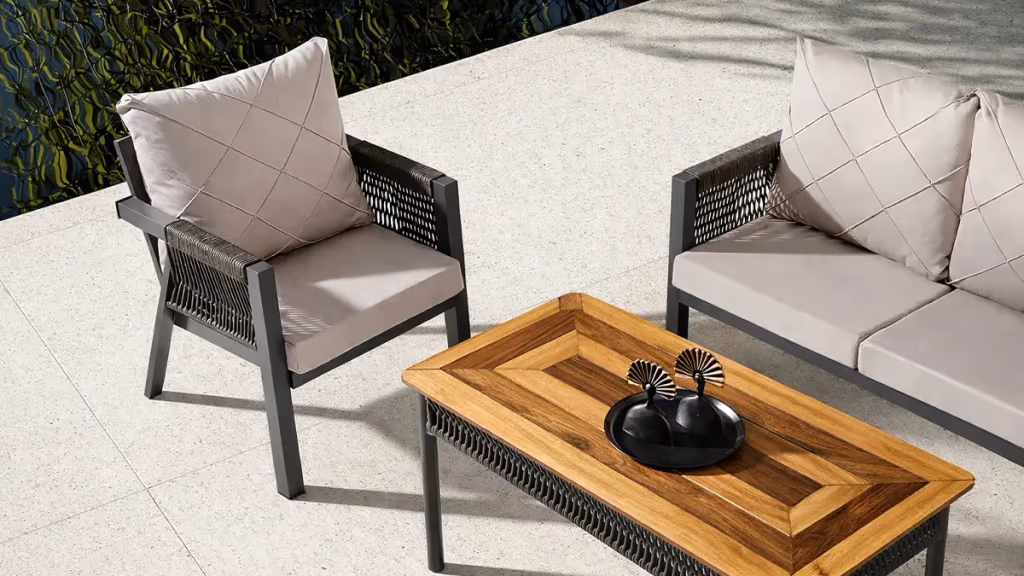 Paris Tea Set baštenska garnitura sa dvosedom, foteljama i stolom pruža udobnost