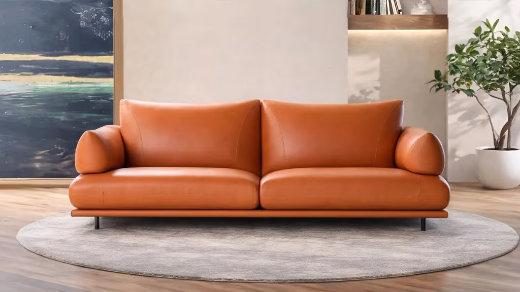 Kožni trosjed Italia Prescott unosi notu luksuza i elegancije u svaki enterijer. Vrhunski kvalitet izrade, udobnost i mogućnost personalizacije boje i kože.