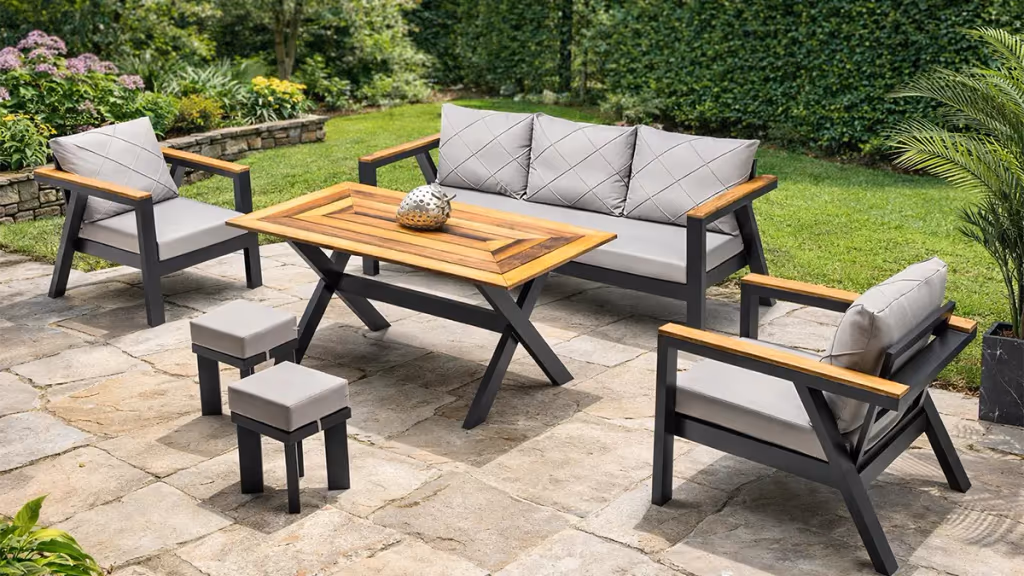 Lotus Sofa Set baštenska garnitura sa trosedom, foteljama, stolom i tabureima donosi moderan dizajn i udobnost