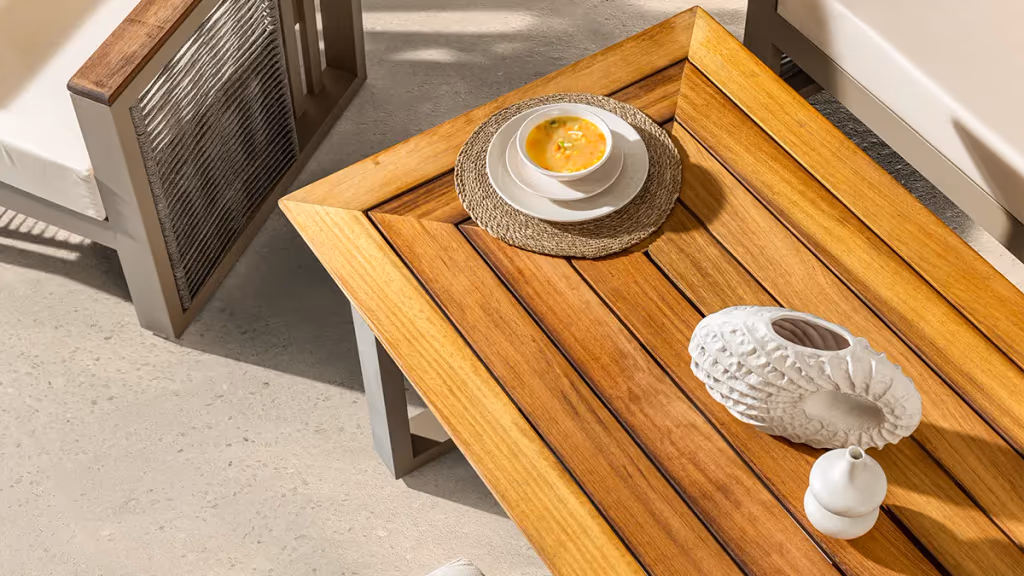 Roma Plus Sofa Set baštenska garnitura sa trosedom, foteljama, stolom i tabureima pruža udobnost